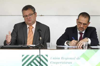 Gerardo Dueñas con el presidente de Urcacyl. SANTI OTERO