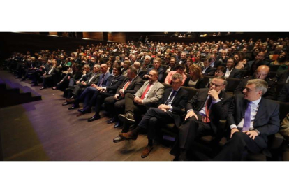El Auditorio Ciudad de León se llenó por completo de invitados en representación de diferentes colectivos sociales, políticos, económicos y militares para apoyar a Juan Soñador en la recogida del Premio Diario de León a los Valores Humanos.