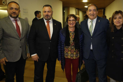 Gerardo Á. Courel (Consejo del Bierzo), Eduardo Morán (Diputación) y Avelina Vidal, José Pellitero y Ana Arias, diputados provinciales.