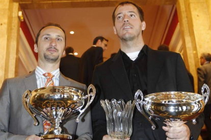 Véselin Topalov y Francisco Vallejo, derecha, posan con los trofeos conquistados.