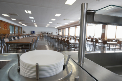 Comedor de cadetes en la Academia Militar General de Zaragoza. EFE/JAVIER BELVER