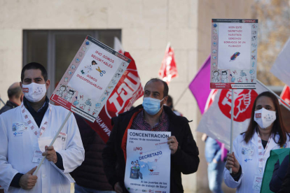 Protesta de sanitarios de León por el recorte de sus derechos. JESÚS F. SALVADORES