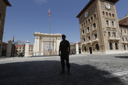 Entrada de la Academia Militar General de Zaragoza. EFE/JAVIER BELVER