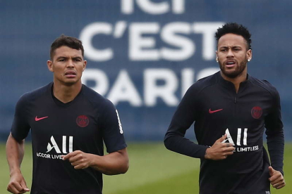 Neymar, a la derecha, sigue entrenando con el PSG aunque continúa sin jugar. IAN LANGSDON.