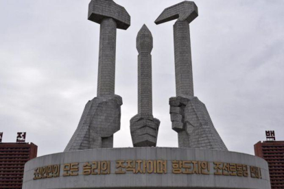 Detalle del monumento del Partido de los Trabajadores de Corea del Norte en Piongyang