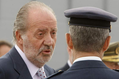 Juan Carlos I conversa con un alto mando de defensa en una fotografía de archivo. MANUEL DE LEÓN