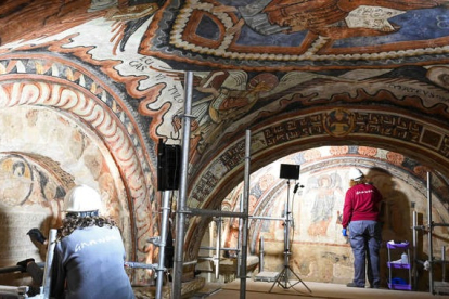 En la imagen, evolución de los trabajos de restauración de la llamada capilla sixtina del Románico durante el pasado mes de noviembre. JAVIER CASARES