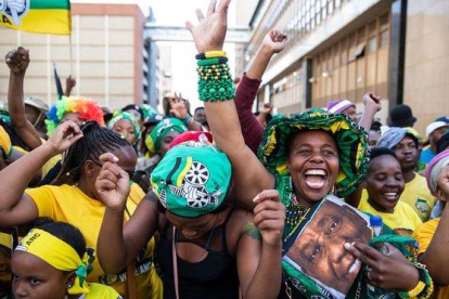 Simpatizantes del CNA esperan el discurso del presidente Ramaphosa tras la victoria electoral en Johannesburgo (Sudáfrica).