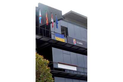 Banderas en la fachada del Consejo Comarcal. ANA F. BARREDO