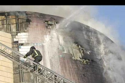 Los bomberos tardaron varias horas en sofocar el fuego, que debido al calor provocó el desprendimiento de las placas de metal que cubren el edificio.