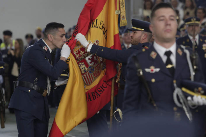 Uno de los nuevos alumnos de la Academia del Aire besa la bandera. FERNANDO OTERO