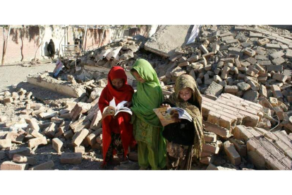 Esta es una imagen del año 2011. Tres niñas recogen libros entre los escombros de un colegio público de niñas en Bara (Pakistán) cerca de la frontera con Afganistán. Los talibanes fueron los atacantes que bombardearon este colegio así como muchos otros.