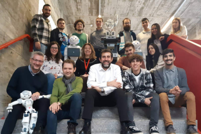 Miembros del equipo de robótica de la Universidad de León con algunos de sus desarrollos. DL