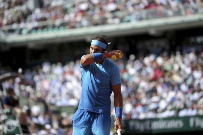 El tenista español Rafael Nadal durante el partido de cuartos de final de Roland Garros disputado ante el serbio Novak Djokovic en París, Francia.