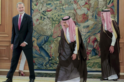 El rey recibe al ministro de Asuntos Exteriores de Arabia Saudí, Faisal bin Farhan Al Saud. ZIPI ARAGÓN