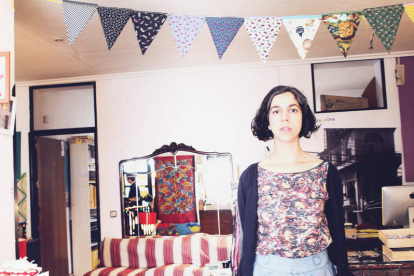 Laura Martínez del Pozo posa en uno de los rincones de su tienda-taller, ubicada en la calle Noviciado de la capital madrileña.
