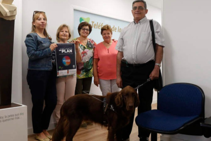 Ana Agúndez, presidenta del Teléfono de la Esperanza, con otras voluntarias y el psicólogo Domingo F. García y su perro guía Son. FERNANDO OTERO