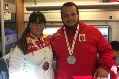 Mónica Borraz y Daniel Pardo con sus medallas de plata. DL