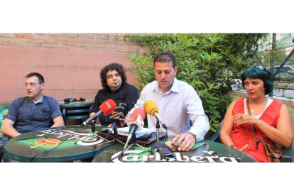 El ex alcalde de Cacabelos, rodeado de colaboradores, en una rueda de prensa para replicar las acusaciones sobre su gestión.