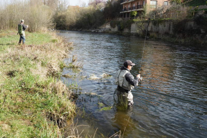 La temporada de pesca en los ríos leoneses está transcurriendo en clave positiva. J. NOTARIO