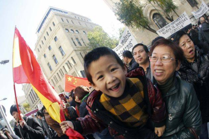 Varios cientos de comerciantes chinos se han concentrado hoy ante el Ayuntamiento de Madrid, en la que es la primera movilización de este colectivo en España.