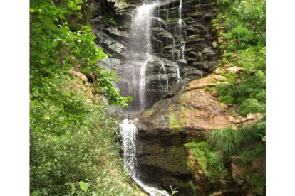 La cascada es uno de los reclamos turísticos de la localidad. DL