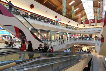 Vista parcial del principal centro comercial de Ponferrada.