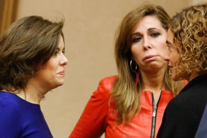Alicia Sánchez Camacho conversa con Meritxell Batet (PSC) y la vicepresidenta, Soraya Sáenz de Santamaría en el Congreso.