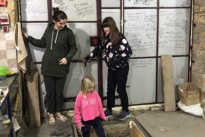 Unas niñas acceden a un refugio construido en un garaje. GERVASIO SÁNCHEZ