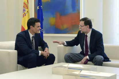 Mariano Rajoy y Pedro Sánchez este lunes en la Moncloa.