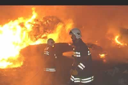 El fuego también llegó hasta Andalucía. En la fotografía, los bomberos tratan de apagar un fuego declarado en la población de Motril (Granada) y que parece ser que se originó en un vertedero.