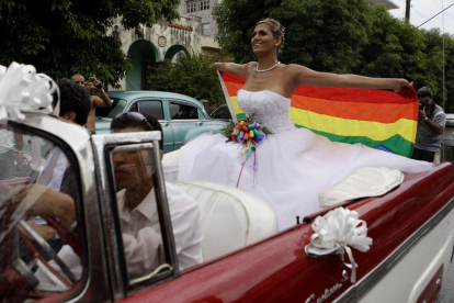 Activista LGTB pasea montada en un descapotable blanco por La Habana