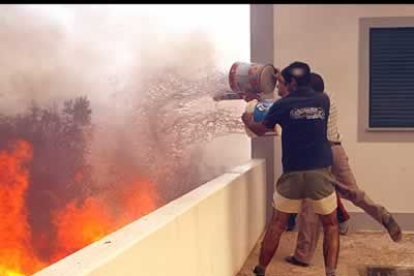 Los incendios están devastando 13 de los 18 distritos del país vecino.