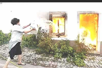 Los habitantes de varias aldeas de Portugal vieron impotentes como las llamas destruían sus casas.