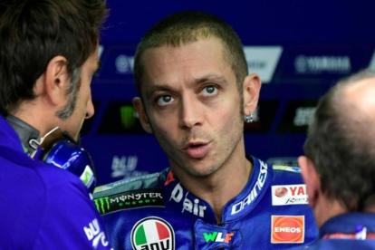 Valentino Rossi dialoga con sus técnicos.