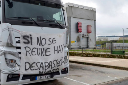 Un camionero protesta durante la huelga del transporte. EDUARDO PALOMO