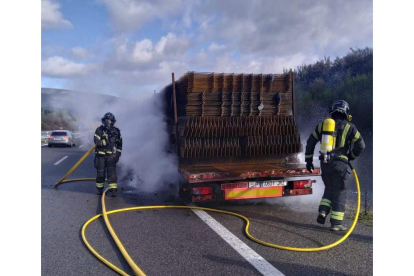 El incendio fue en la autovía, dirección Madrid. DL