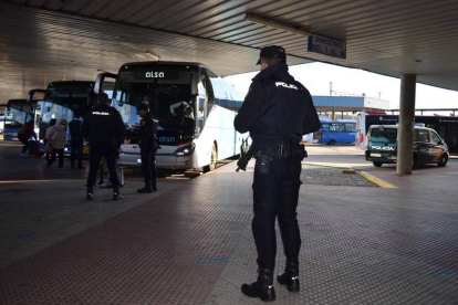 Control de la Policía Nacional en la estación de autobuses. DL
