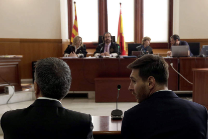 Lionel Messi, derecha, y su padre Jorge Messi cuando declararon en la sala de la Audiencia de Barcelona. A. ESTÉVEZ