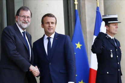 El presidente de Francia Emmanuel Macron recibe al presidente español Mariano Rajoy a su llegada en el Palacio del Elíseo este lunes