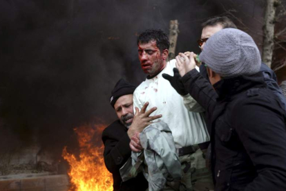 Imagen de un herido en una manifestación en Teherán. STRINGER