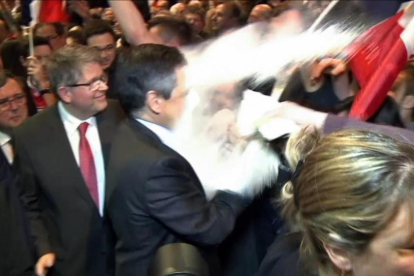 Un joven ha lanzado harina al candidato conservador francés, François Fillon durante un mitin.