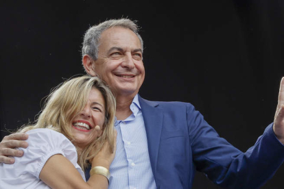 Imagen de Yolanda Díaz con José Luis Rodríguez Zapatero, ayer en un acto en Madrid. JUAN CARLOS CÁRDENAS