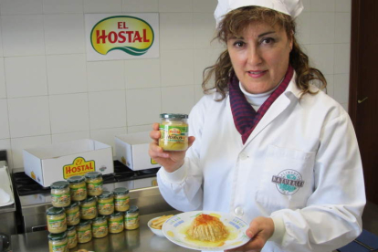 Una de las empleadas de El Hostal muestra el humus que se consume con un toque de aceite de oliva y pimentón y untado en pan.