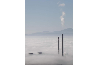 Las torres de Compostilla en un mar de niebla en diciembre de 2010. L.D.M