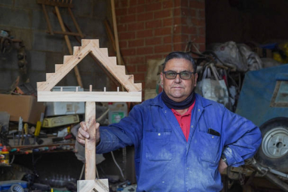 Ángel Mateos, un artesano que hace ramos leoneses de Navidad. MIGUEL F. B.