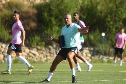 José Gomes espera que la imagen de la Deportiva mejore respecto al partido del miércoles. TWITTER SDP