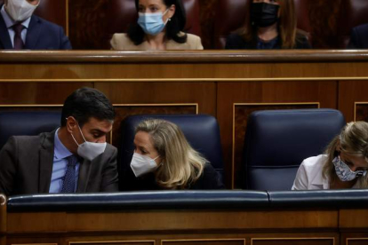 Pedro Sánchez, Nadia Calviño y Yolanda Díaz ayer en el Congreso, en el debate de las enmiendas a los Presupuestos. JUAN CARLOS HIDALGO