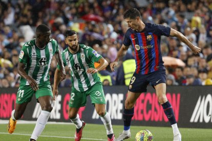 Lewandowski anotó uno de los goles del Barcelona al Betis. ALBIR