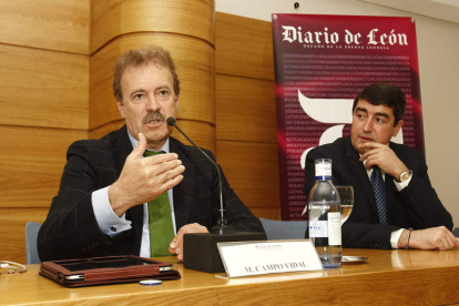 Manuel Campo Vidal y Pablo R. Lago, director del Diario de León, en el Club de Prensa.